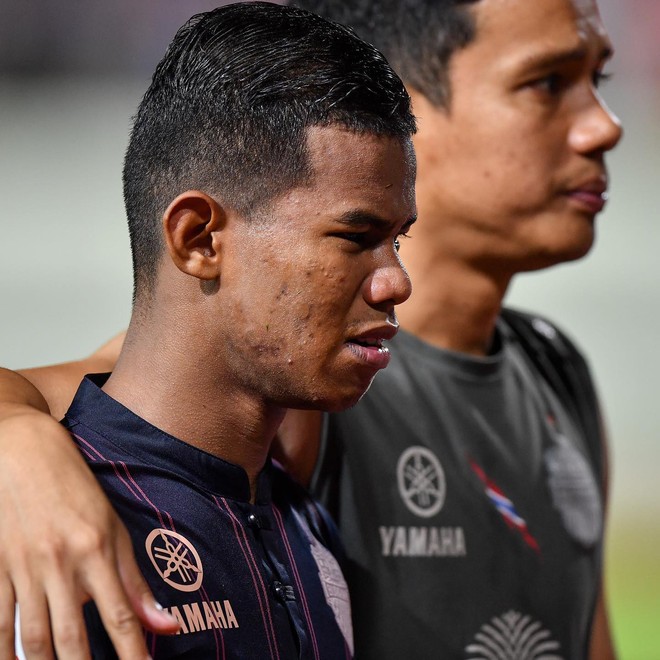 Cầu thủ đấm Đình Trọng khóc ngất bên đồng đội sau khi để tuột chức vô địch tại Thái Lan - Ảnh 7.