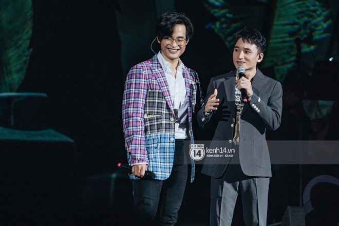 Khán giả không kiềm được nước mắt khi Hà Anh Tuấn hát Nước ngoài trong đêm cuối cùng của live concert Truyện Ngắn - Ảnh 6.
