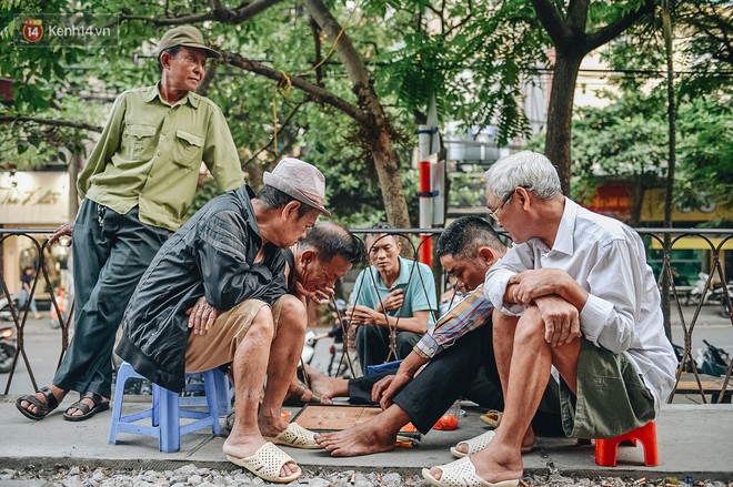 Hơn 2 tuần x&oacute;m c&agrave; ph&ecirc; đường t&agrave;u bị x&oacute;a sổ, h&agrave;ng trăm du kh&aacute;ch nước ngo&agrave;i vẫn t&igrave;m đến xin được chụp ảnh - Ảnh 6.