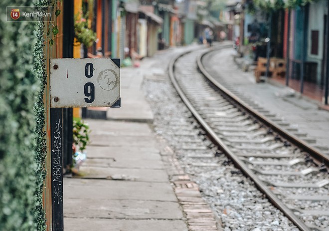 Hơn 2 tuần x&oacute;m c&agrave; ph&ecirc; đường t&agrave;u bị x&oacute;a sổ, h&agrave;ng trăm du kh&aacute;ch nước ngo&agrave;i vẫn t&igrave;m đến xin được chụp ảnh - Ảnh 9.