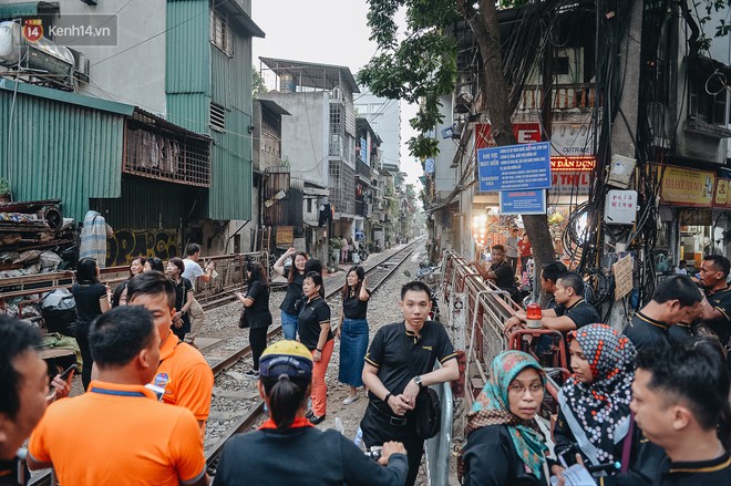 Hơn 2 tuần xóm cà phê đường tàu bị xóa sổ, hàng trăm du khách nước ngoài vẫn tìm đến xin được chụp ảnh - Ảnh 10.