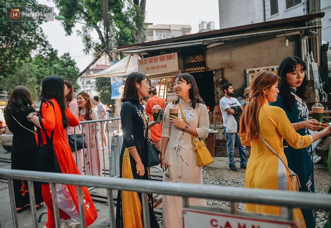 Hơn 2 tuần x&oacute;m c&agrave; ph&ecirc; đường t&agrave;u bị x&oacute;a sổ, h&agrave;ng trăm du kh&aacute;ch nước ngo&agrave;i vẫn t&igrave;m đến xin được chụp ảnh - Ảnh 11.