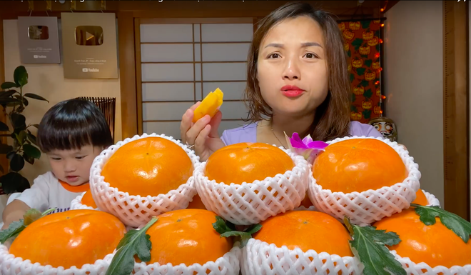 Ai ngờ trái hồng đen kỳ lạ trong vlog mới của Quỳnh Trần JP lại là loại quả dành cho giới thượng lưu Nhật Bản, giá cắt cổ mà vẫn hết hàng - Ảnh 6.
