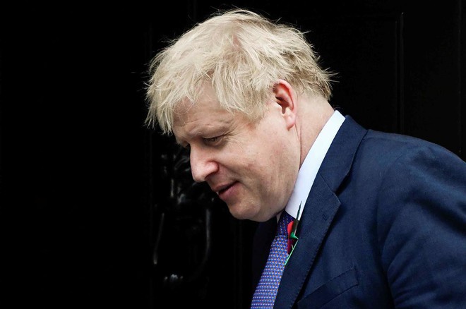 Vụ 39 thi thể trong xe tải ở Anh: Thủ tướng Boris Johnson ký sổ tang chia buồn - Ảnh 1.
