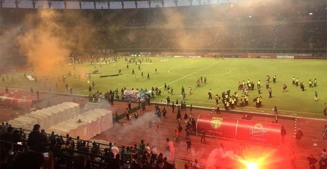 Biến cực căng tại Indonesia: Bực tức vì đội nhà thua trận, fan lao xuống đốt sân, phá phách và tấn công cầu thủ đối phương - Ảnh 5.