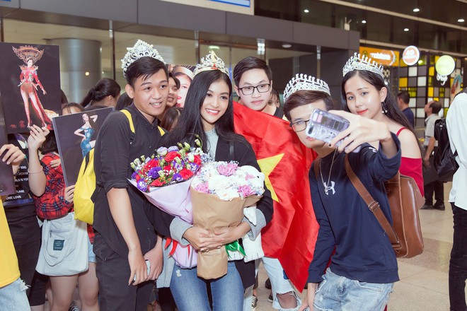 Kiều Loan bật khóc ngày trở về cùng thành tích Top 10 Miss Grand, được fan tặng cả vương miện dù không chiến thắng - Ảnh 9.