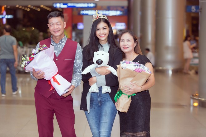 Kiều Loan bật khóc ngày trở về cùng thành tích Top 10 Miss Grand, được fan tặng cả vương miện dù không chiến thắng - Ảnh 7.