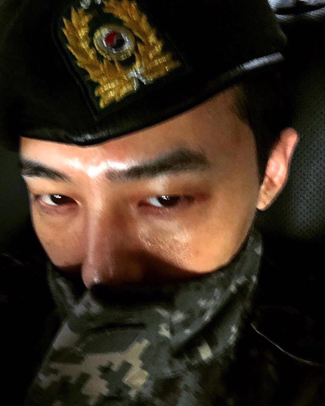 Hậu xuất ngũ, G-Dragon đã có động thái đầu tiên trên MXH: Chỉ 5 bức ảnh đủ thấy đẳng cấp ông hoàng Kpop - Ảnh 1.