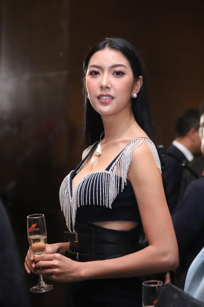 Hoa hậu HHen Niê diện váy xẻ cao vút, đọ sắc với Á hậu Thúy Vân trước giờ G sự kiện AVIFW Thu Đông 2019 - Ảnh 2.