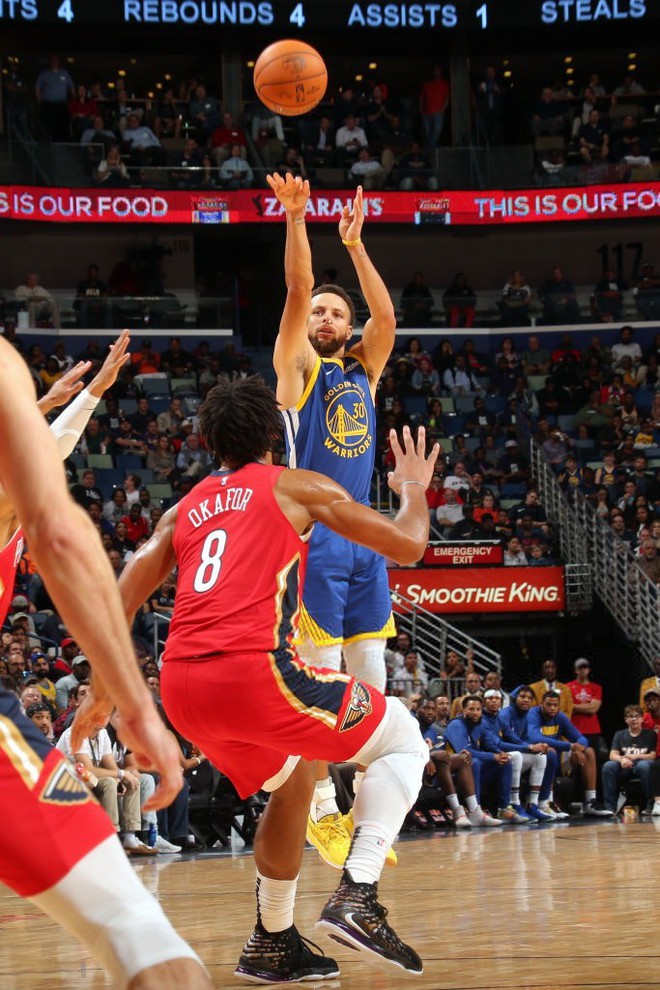 NBA 19-20: Stephen Curry tìm lại cảm giác ném rổ, Golden State Warriors tạm thoát khỏi khủng hoảng - Ảnh 2.