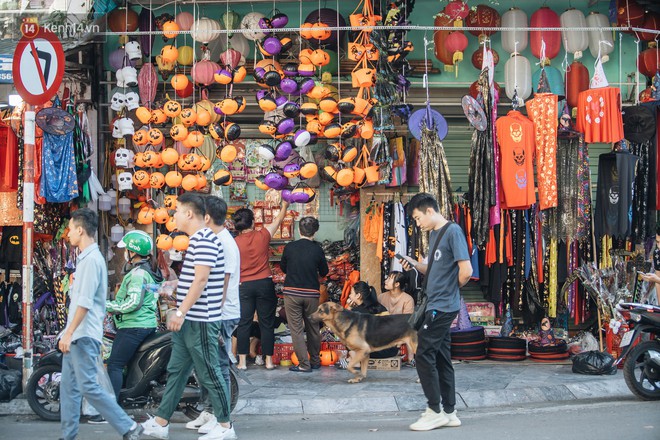 Chùm ảnh: Phố Hàng Mã tràn ngập sắc màu ma quỷ trước ngày lễ Halloween - Ảnh 1.
