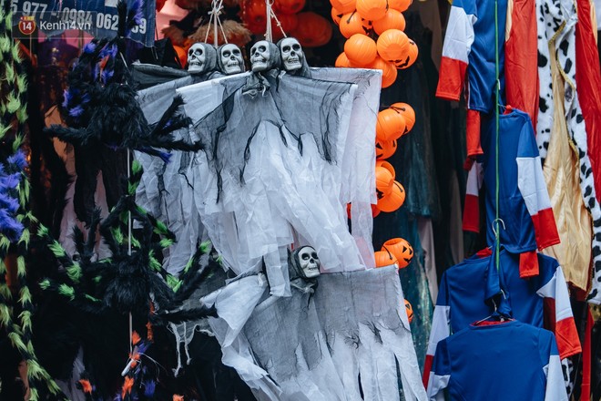 Ch&ugrave;m ảnh: Phố H&agrave;ng M&atilde; tr&agrave;n ngập sắc m&agrave;u ma quỷ trước ng&agrave;y lễ Halloween - Ảnh 3.