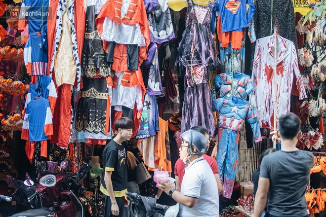 Ch&ugrave;m ảnh: Phố H&agrave;ng M&atilde; tr&agrave;n ngập sắc m&agrave;u ma quỷ trước ng&agrave;y lễ Halloween - Ảnh 2.