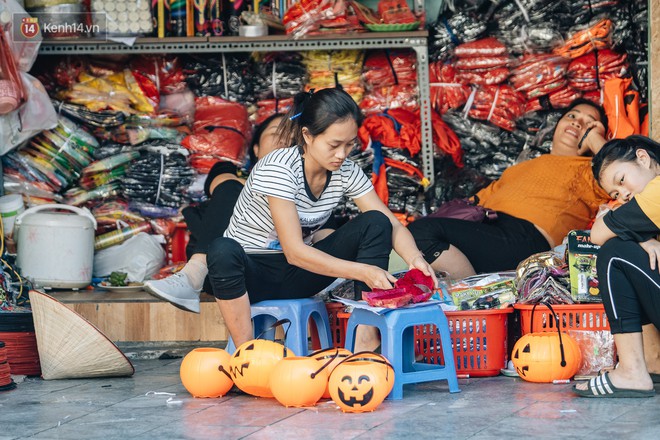 Chùm ảnh: Phố Hàng Mã tràn ngập sắc màu ma quỷ trước ngày lễ Halloween - Ảnh 5.