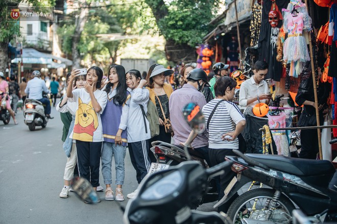 Chùm ảnh: Phố Hàng Mã tràn ngập sắc màu ma quỷ trước ngày lễ Halloween - Ảnh 12.