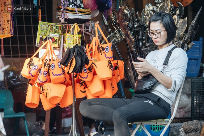 Ch&ugrave;m ảnh: Phố H&agrave;ng M&atilde; tr&agrave;n ngập sắc m&agrave;u ma quỷ trước ng&agrave;y lễ Halloween - Ảnh 9.