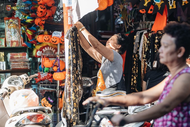 Ch&ugrave;m ảnh: Phố H&agrave;ng M&atilde; tr&agrave;n ngập sắc m&agrave;u ma quỷ trước ng&agrave;y lễ Halloween - Ảnh 10.