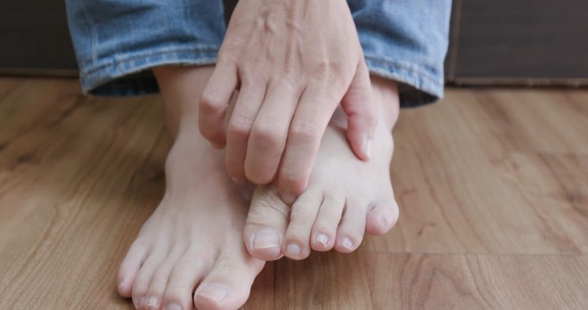 4 triệu chứng dễ thấy ở bàn chân, cảnh báo gan của bạn đang hoạt động kém - Ảnh 1.