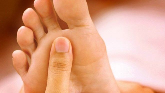 4 triệu chứng dễ thấy ở bàn chân, cảnh báo gan của bạn đang hoạt động kém - Ảnh 2.