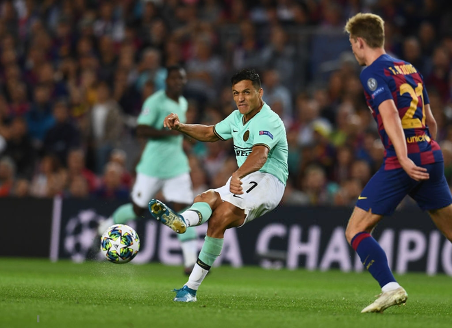 Messi tịt ng&ograve;i trong ng&agrave;y trở lại, Barca phải nhờ tới sự tỏa s&aacute;ng của cầu thủ n&agrave;y để c&oacute; 3 điểm đầu ti&ecirc;n tại Champions League năm nay - Ảnh 2.