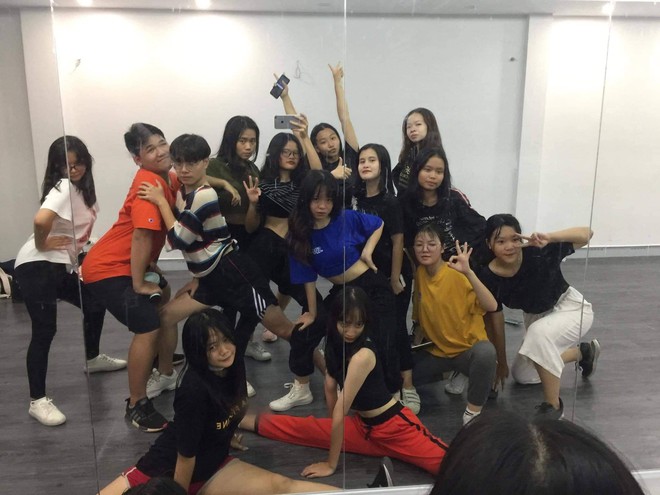 Kết hợp độc đáo giữa Reflection đình đám của ALiEN và bài thể dục giữa giờ, bản dance cover của học sinh Việt Đức nổi rần rần trên mạng - Ảnh 4.