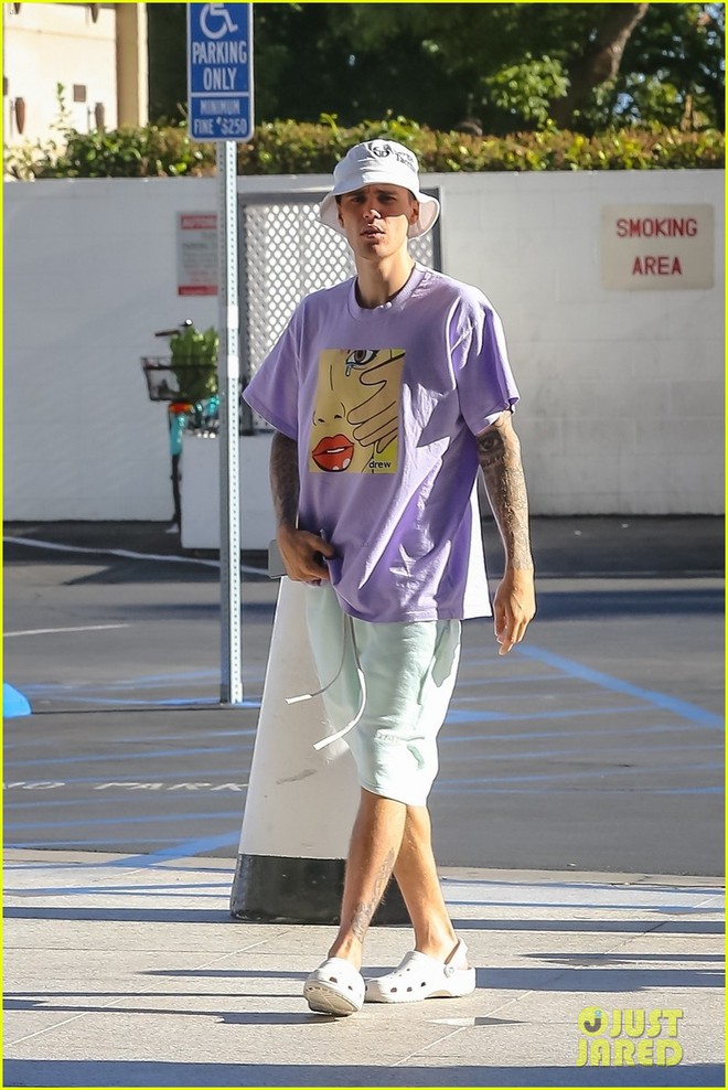 Vợ chồng Justin Bieber lần đầu xuất hiện sau đ&aacute;m cưới thế kỷ: Chồng nhăn nh&oacute;, vợ lại g&acirc;y sốt v&igrave; &aacute;o in chữ đặc biệt - Ảnh 2.