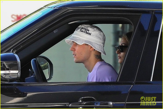 Vợ chồng Justin Bieber lần đầu xuất hiện sau đ&aacute;m cưới thế kỷ: Chồng nhăn nh&oacute;, vợ lại g&acirc;y sốt v&igrave; &aacute;o in chữ đặc biệt - Ảnh 6.