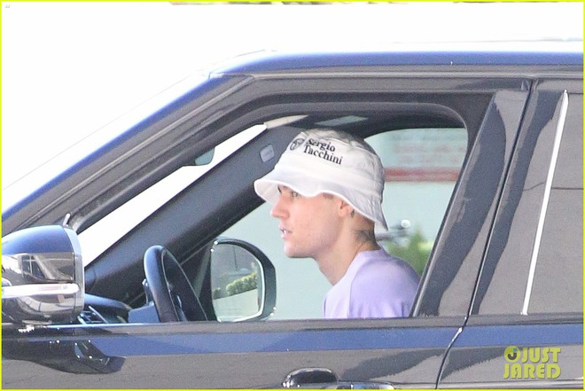 Vợ chồng Justin Bieber lần đầu xuất hiện sau đ&aacute;m cưới thế kỷ: Chồng nhăn nh&oacute;, vợ lại g&acirc;y sốt v&igrave; &aacute;o in chữ đặc biệt - Ảnh 5.