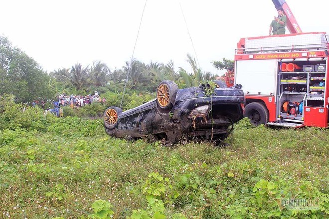 Vụ 3 thi thể trong xe Mercedes nằm dưới kênh: Hé lộ người cầm lái và nguyên nhân tai nạn - Ảnh 1.