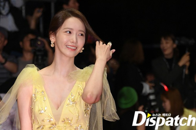 Xuất hiện chưa đến 2 phút đã gây nổ thảm đỏ, Yoona (SNSD) đẹp bức thở thế này bảo sao phóng viên còn phải choáng - Ảnh 3.