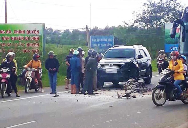 Tông vào ô tô, xe máy bốc cháy, người đàn ông tử vong tại chỗ - Ảnh 1.