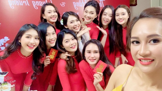 Top 5 Hoa hậu Hoàn vũ Việt Nam 2017 lên xe hoa, dàn mỹ nhân bưng tráp gây chú ý vì quá đỗi xinh đẹp - Ảnh 2.