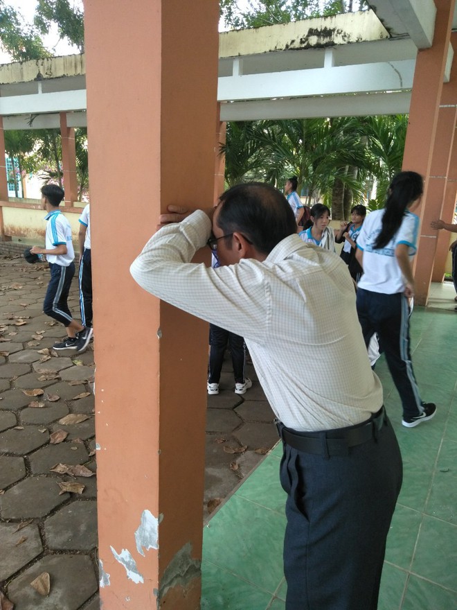 Đang dạy tự nhiên rủ học sinh chơi trốn tìm, thầy giáo trường người ta quả nhiên siêu dễ thương và lầy lội nhất quả đất! - Ảnh 2.