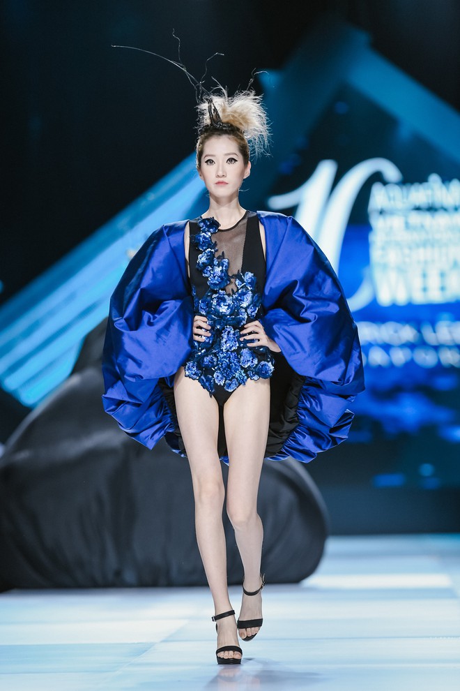 AVIFW Thu Đông 2019: Siêu mẫu Thanh Hằng khoe thần thái đỉnh cao, kết màn hoàn hảo show diễn của "quái kiệt" Frederick Lee - Ảnh 2.