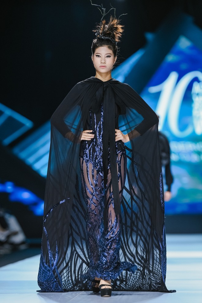 AVIFW Thu Đông 2019: Siêu mẫu Thanh Hằng khoe thần thái đỉnh cao, kết màn hoàn hảo show diễn của "quái kiệt" Frederick Lee - Ảnh 2.
