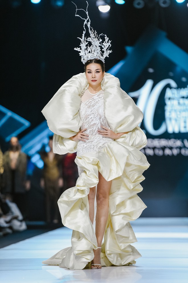 AVIFW Thu Đông 2019: Siêu mẫu Thanh Hằng khoe thần thái đỉnh cao, kết màn hoàn hảo show diễn của quái kiệt Frederick Lee - Ảnh 1.