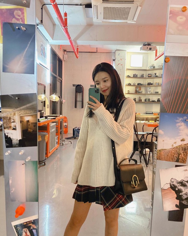 Ngắm 10 outfit xịn sò ngày se lạnh của sao Hàn, các nàng sẽ có ngay loạt công thức mix&match vừa xinh vừa chất - Ảnh 4.