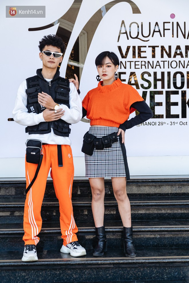 Street style AVIFW ngày 5: các bạn trẻ chứng minh tài sáng tạo outfit đỉnh cao - Ảnh 1.