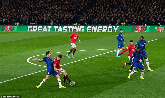 Rashford lập siêu phẩm sút phạt theo style Ronaldo từ khoảng cách 30m, Man Utd lại chiến thắng ngay trên sân của Chelsea - Ảnh 2.