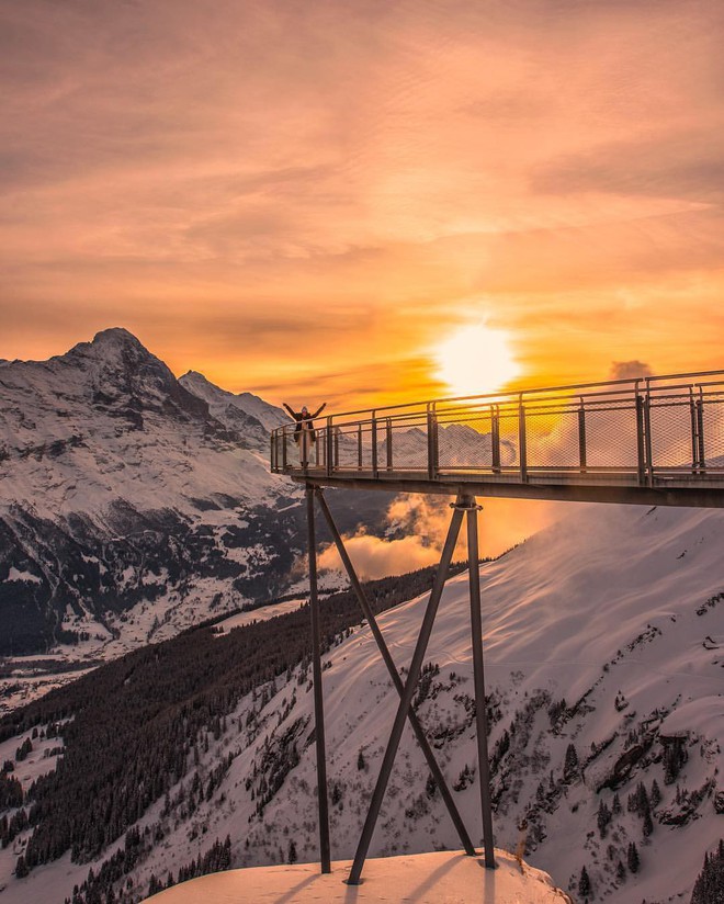 Cây cầu lơ lửng giữa trời Thụy Sĩ thu hút cực đông khách du lịch được khuyến cáo không dành cho hội yếu tim - Ảnh 2.
