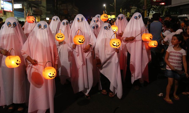 Phiên bản Halloween lụi tàn của người Philippines: Không phải lễ hội trò chơi mà là truyền thống tưởng niệm, nhưng dần bị các giá trị hiện đại xóa bỏ - Ảnh 1.