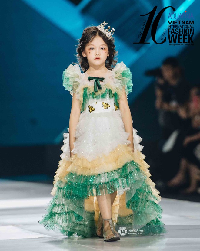 Khi giấc mơ thành hiện thực: Màn catwalk của cô bé vô gia cư trở thành tâm điểm trong đêm thứ 2 AVIFW 2019 - Ảnh 5.