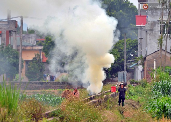 Chùm ảnh: Người dân Hà Nội đốt rơm rạ, khói mù mịt bủa vây sân bay Nội Bài - Ảnh 9.