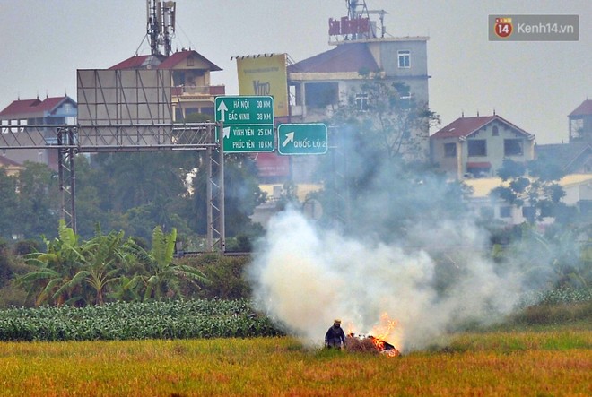 Chùm ảnh: Người dân Hà Nội đốt rơm rạ, khói mù mịt bủa vây sân bay Nội Bài - Ảnh 5.