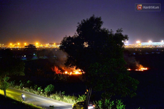 Chùm ảnh: Người dân Hà Nội đốt rơm rạ, khói mù mịt bủa vây sân bay Nội Bài - Ảnh 3.