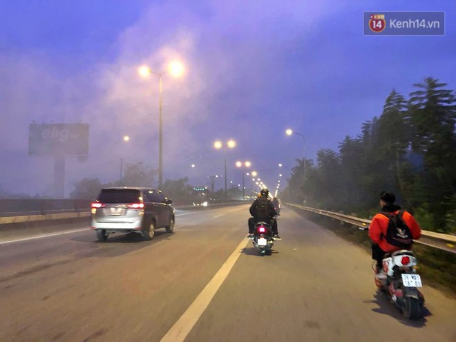 Ch&ugrave;m ảnh: Người d&acirc;n H&agrave; Nội đốt rơm rạ, kh&oacute;i m&ugrave; mịt bủa v&acirc;y s&acirc;n bay Nội B&agrave;i - Ảnh 13.