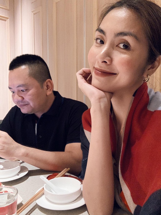 H&agrave; Tăng đ&oacute;n sinh nhật muộn b&ecirc;n &ocirc;ng x&atilde; v&agrave; hội bạn th&acirc;n, nhan sắc tuổi 33 tiếp tục chiếm trọn spotlight - Ảnh 2.