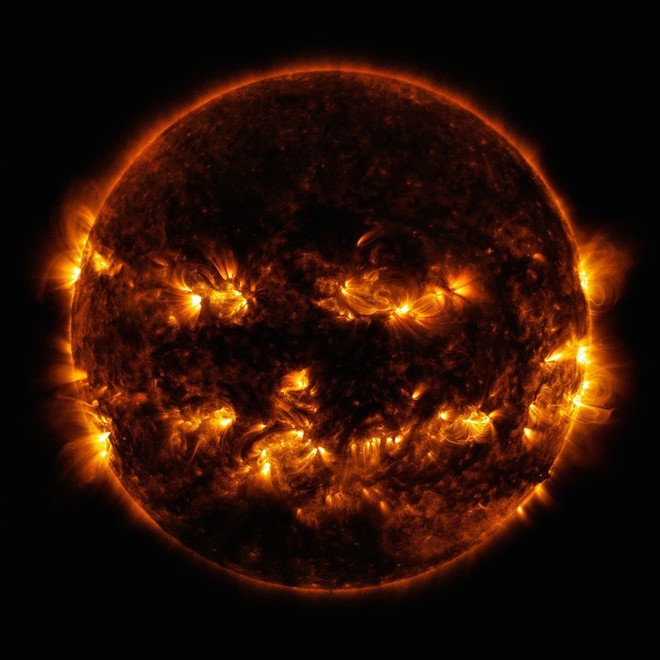 NASA đăng ảnh Mặt trời bí ngô ma quái” chào Halloween - Ảnh 1.