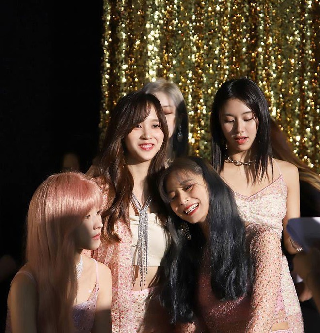 Khoảnh khắc khiến fan rưng rưng: Mina nở nụ cười hạnh phúc cùng các thành viên TWICE sau chuỗi ngày đấu tranh với bệnh tâm lý - Ảnh 2.