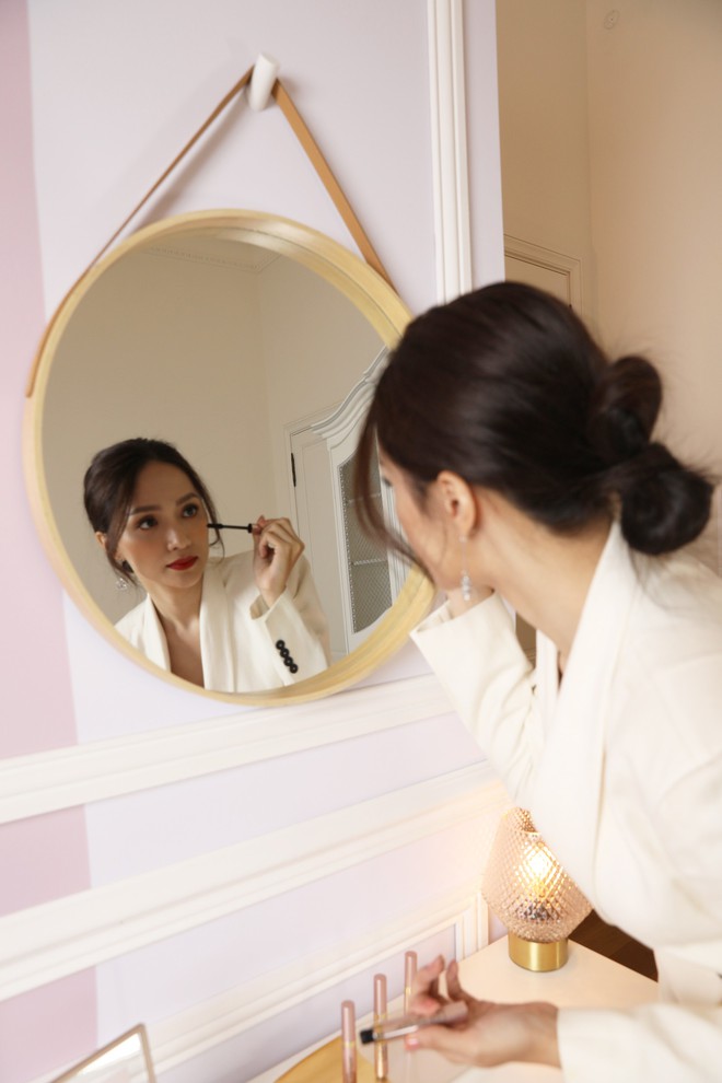 Vật đổi sao dời thế n&agrave;o th&igrave; đ&acirc;y vẫn l&agrave; bước makeup Hương Giang kh&ocirc;ng bao giờ qu&ecirc;n - Ảnh 3.